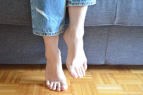 Honey Barefeet: Brunette in Jeans Spreads Her Toes and Kisses Them – photo 3 of 15