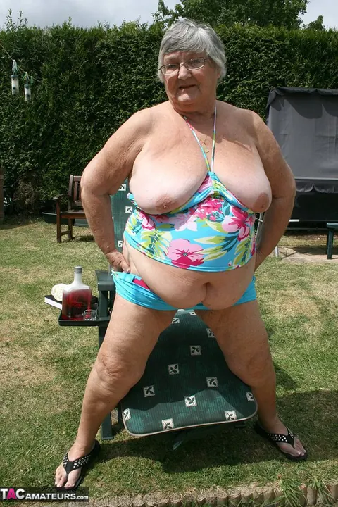 BBW in Glasses Spreads Her Pussy in the Garden – photo 7 of 20