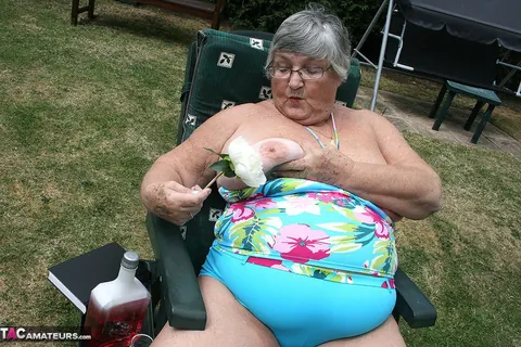 BBW in Glasses Spreads Her Pussy in the Garden – photo 6 of 20