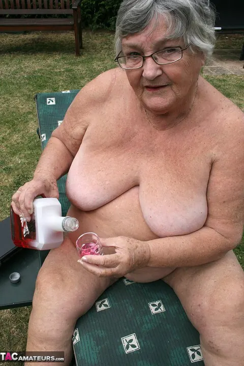 BBW in Glasses Spreads Her Pussy in the Garden – photo 17 of 20