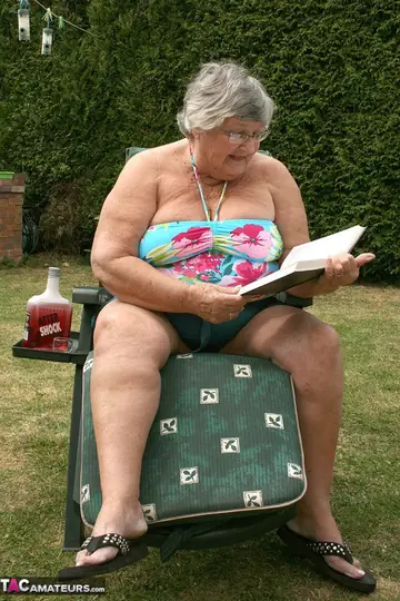 BBW in Glasses Spreads Her Pussy in the Garden