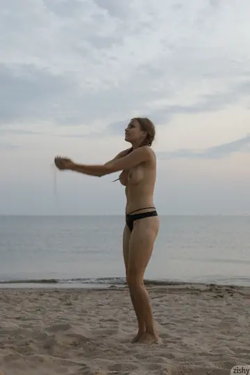 Amateur Brunette Removes Her Bikini on the Beach