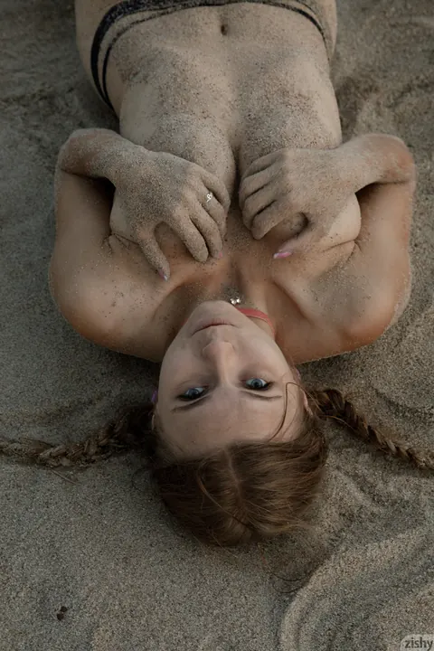 Adelina Dey: Amateur Brunette Removes Her Bikini on the Beach – photo 2 of 13