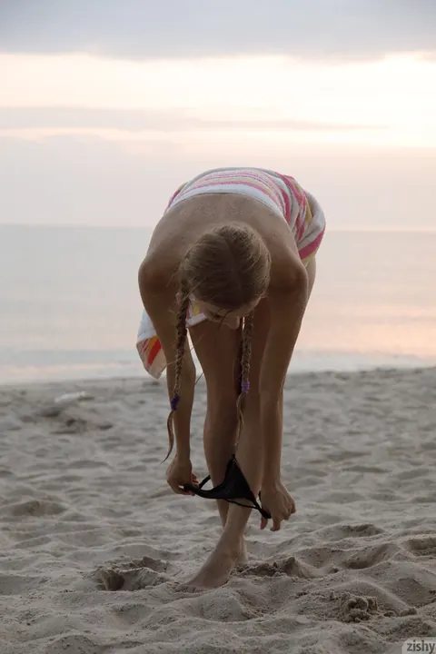 Adelina Dey: Amateur Brunette Removes Her Bikini on the Beach – photo 4 of 13