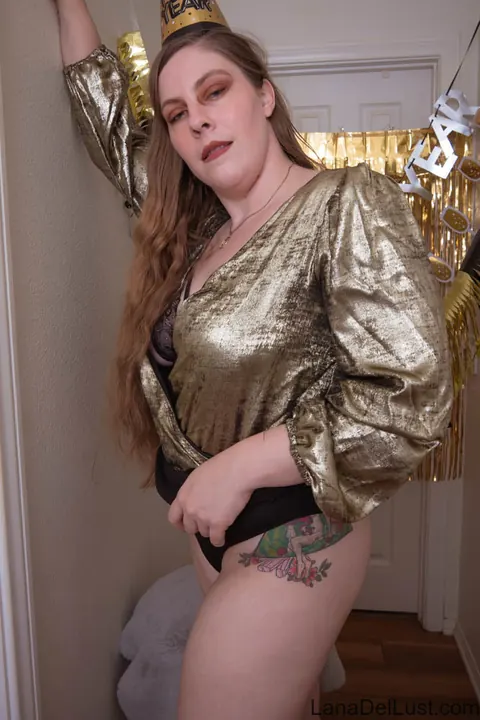 Lana Del Lust: Curvy Brunette Sucks Cock and Spreads Her Pussy – photo 9 of 15