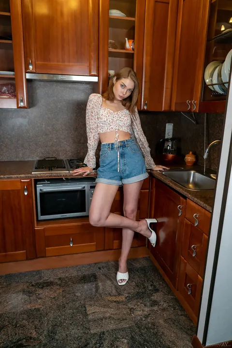 Slim Babe in Lingerie Flashes Her Ass in the Kitchen – photo 2 of 21