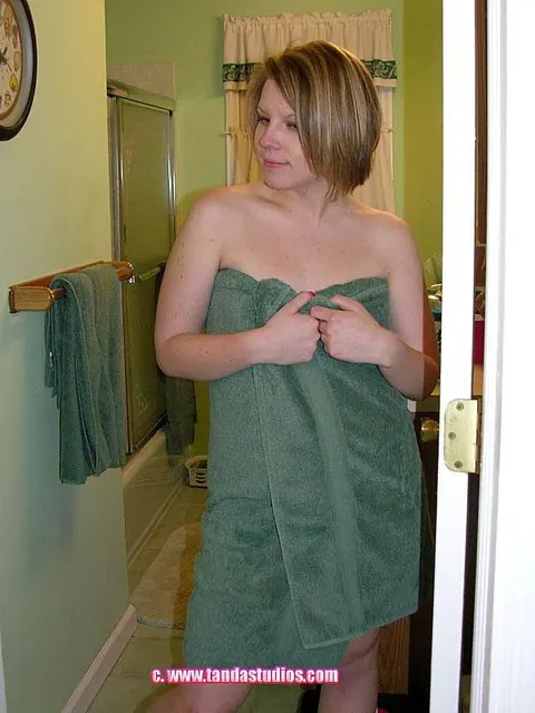 Veronica Snow: Short-Haired Redhead MILF Fingers Her Pussy in the Bathroom – photo 1 of 21