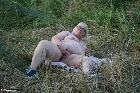Lexie Cummings: British MILF Fingers Her Pussy in the Forest – photo 16 of 16