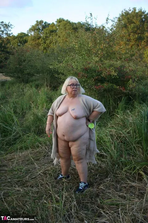 Lexie Cummings: British MILF Fingers Her Pussy in the Forest – photo 13 of 16