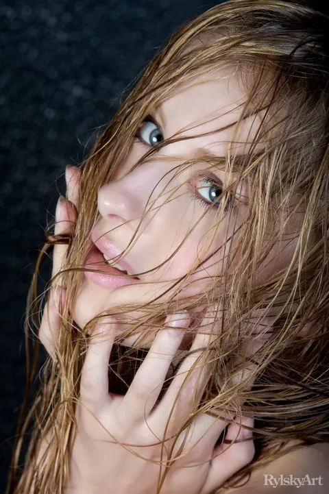 Daisy Gold: Tall European Blonde Strips and Spreads Her Hairy Pussy – photo 14 of 16