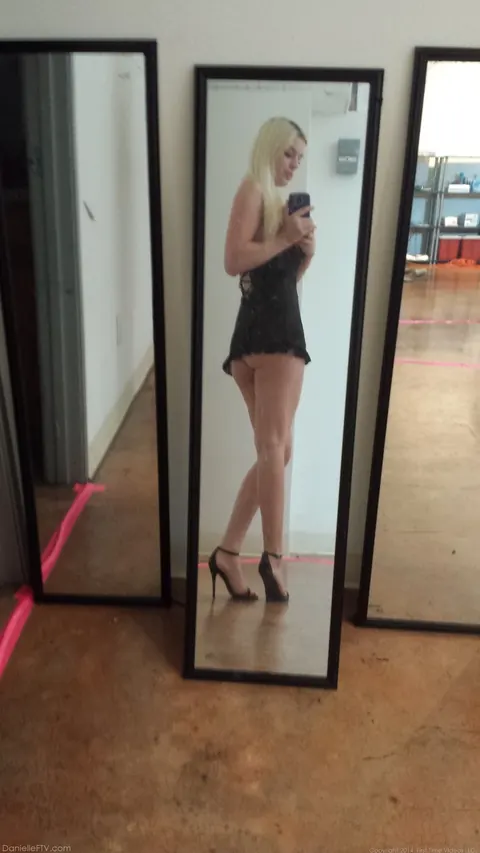 Busty Blonde in Glasses Snaps Nude Selfies – photo 10 of 15