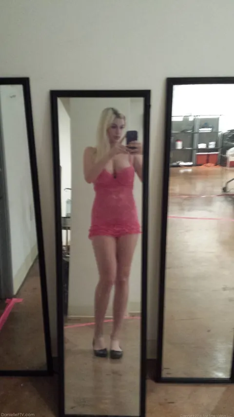 Busty Blonde in Glasses Snaps Nude Selfies – photo 9 of 15