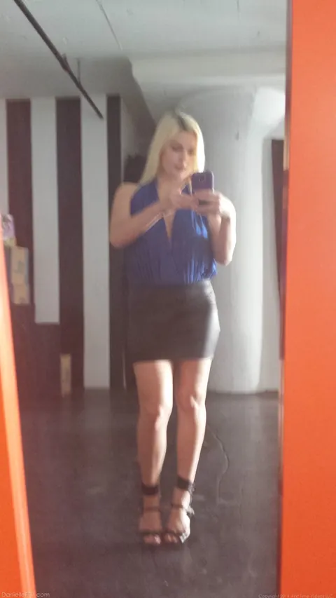 Busty Blonde in Glasses Snaps Nude Selfies – photo 8 of 15