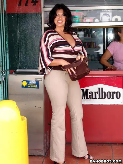 Curvy Latina MILF Strips Nude in the Back Seat – photo 12 of 12