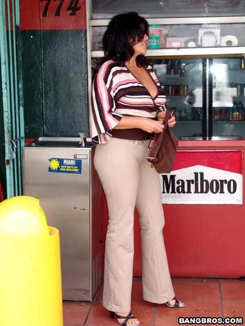 Curvy Latina MILF Strips Nude in the Back Seat – photo 11 of 12