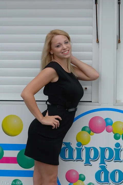 Jeannine Hansen: Thick Blonde Amateur Spreads Her Pussy and Fingers Herself – photo 12 of 20