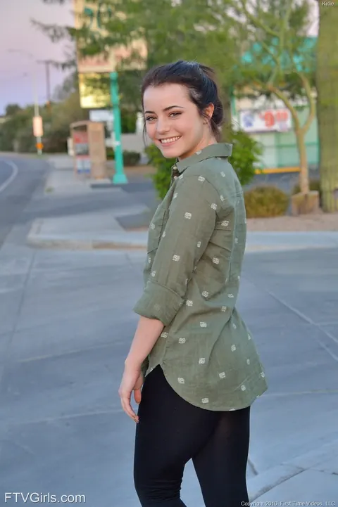 Kylie Quinn: Petite Amateur Masturbates with a Butt Plug Outdoors – photo 19 of 20
