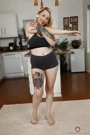 Blonde PAWG Spreads Her Pussy Wide