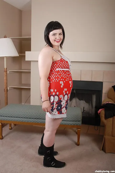 Mature Curvy Brunette Shows Off Her Big Tits in a Skirt and Boots – photo 3 of 16