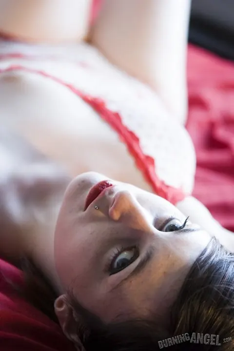 Pale Short-Haired Woman Shows Her Shaved Body in Bed – photo 7 of 17