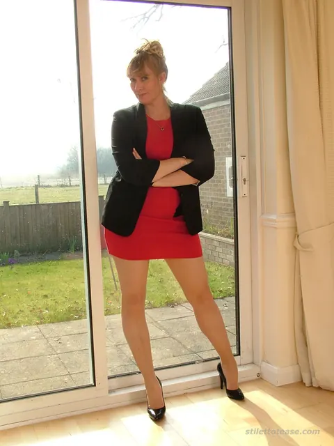 MILF Secretary Flaunts Her Legs in High Heels at the Office – photo 13 of 14