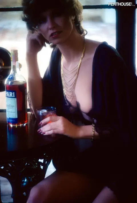 Mariwin Roberts: Tall Brunette MILF Shows Off Her Natural Tits – photo 2 of 12
