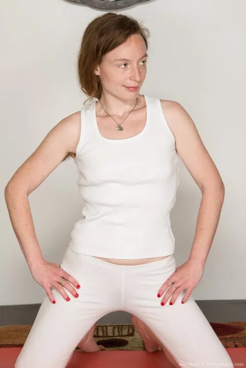 Ana Molly: Pale Redhead MILF Shows Hairy Armpits While Fingering Her Pussy – photo 5 of 17