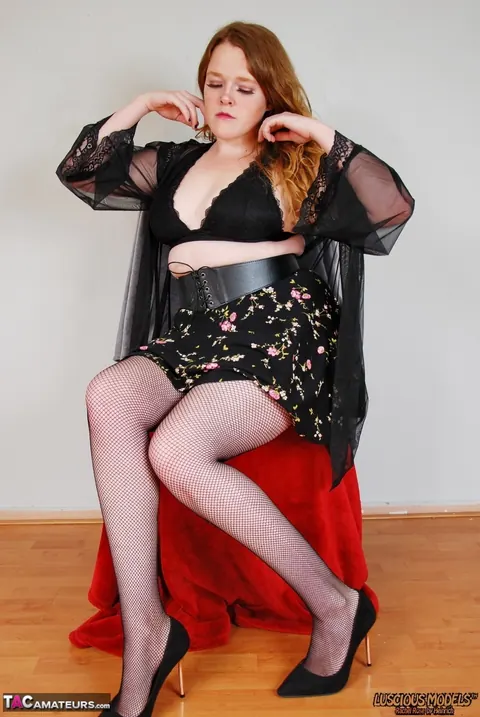Rachel Rose: Thick Latina MILF Pulls Panties Aside in a Skirt – photo 2 of 16