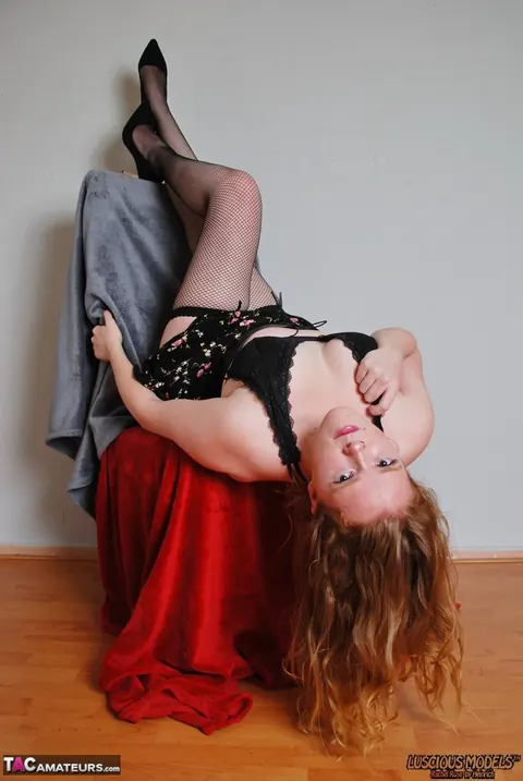 Rachel Rose: Thick Latina MILF Pulls Panties Aside in a Skirt – photo 14 of 16