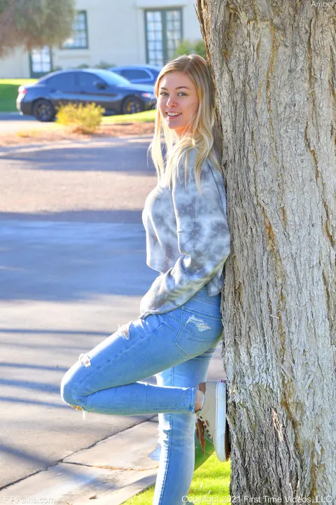 Amber Moore: Tall Blonde Strips Out of Her Jeans and Lingerie in Public – photo 9 of 20