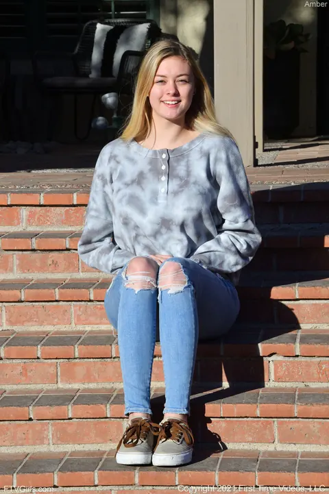 Amber Moore: Tall Blonde Strips Out of Her Jeans and Lingerie in Public – photo 10 of 20