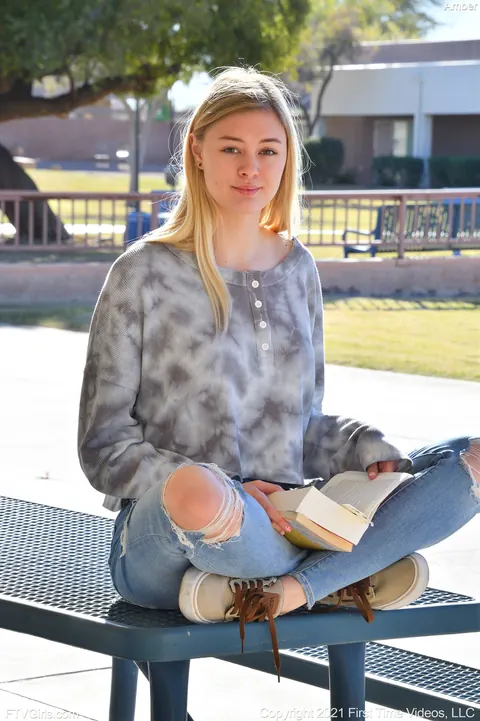 Amber Moore: Tall Blonde Strips Out of Her Jeans and Lingerie in Public – photo 15 of 20