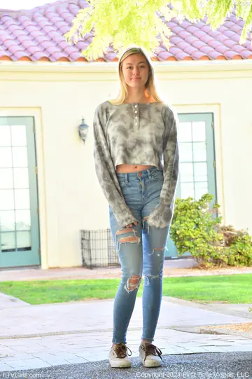 Amber Moore – Tall Blonde Strips Out of Her Jeans and Lingerie in Public