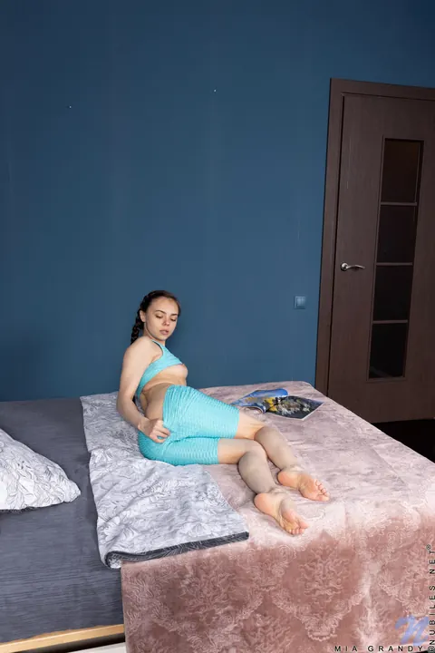 Mia Grandy: European Brunette Spreads Her Legs Wide for the Camera – photo 3 of 21