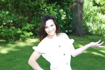 Alysa Gap – European Brunette Lifts Her Skirt and Spreads Outdoors