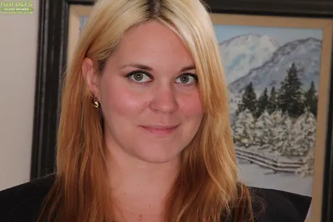 Lindsay Jackson: Thick Blonde MILF Pulls Her Panties Aside and Spreads Wide – photo 1 of 16