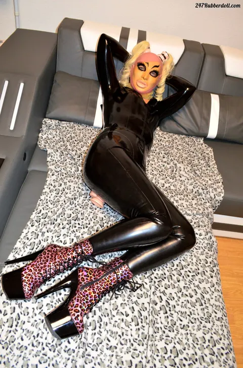 RubberDoll: Busty Blonde in Latex and High Heels Fingers and Uses a Dildo – photo 9 of 15