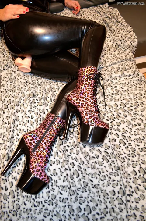 RubberDoll: Busty Blonde in Latex and High Heels Fingers and Uses a Dildo – photo 8 of 15