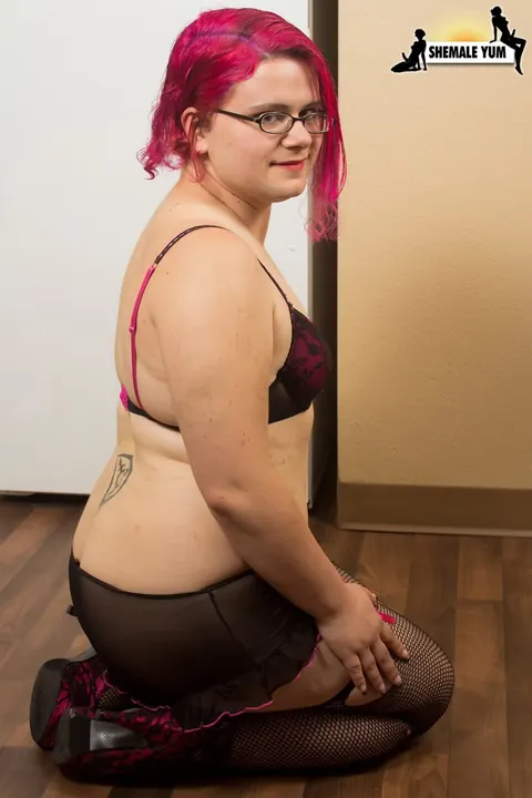 Trans Woman Strips Nude and Poses for the Gallery – photo 4 of 16
