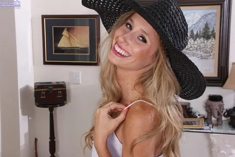 Piper Candlewick: Amateur Blonde Strips and Spreads Her Ass Cheeks – photo 3 of 18