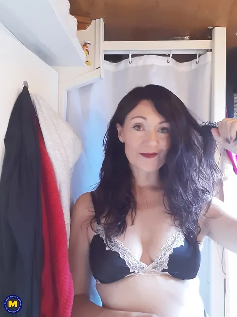 Kitty Cream: British MILF Poses Nude and Shows Her Petite Body – photo 1 of 16