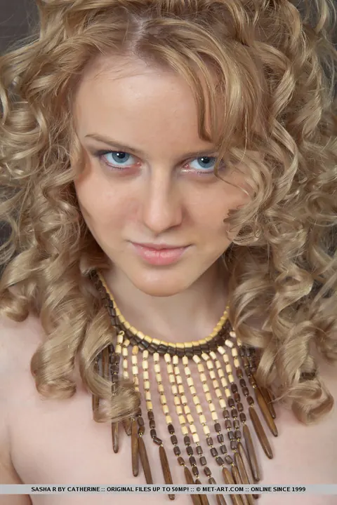 Tall European Woman Spreads Her Legs Before a Mirror – photo 1 of 18