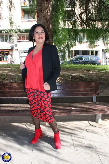 Gina Ferocious – Short-Haired Latina MILF Kisses Woman Outdoors in a Skirt and Heels