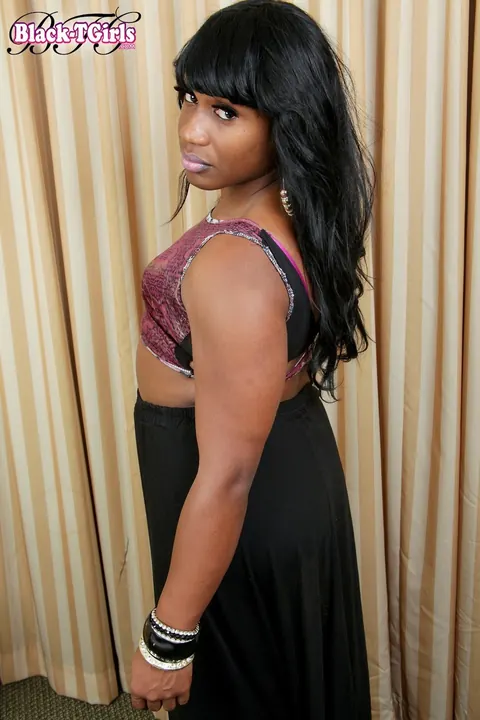Curvy Ebony Trans Woman Strips and Shows Her Body – photo 2 of 16