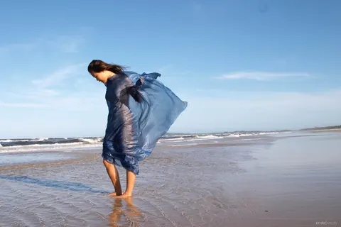 Asian Beauty Poses Nude on the Beach – photo 19 of 21