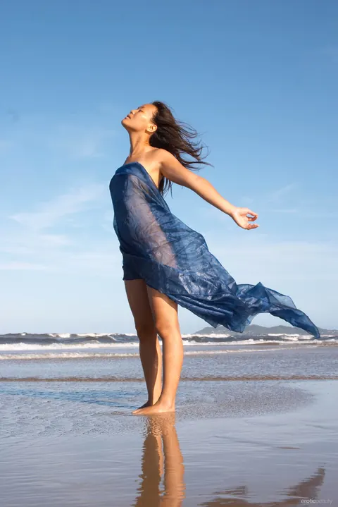 Asian Beauty Poses Nude on the Beach – photo 7 of 21