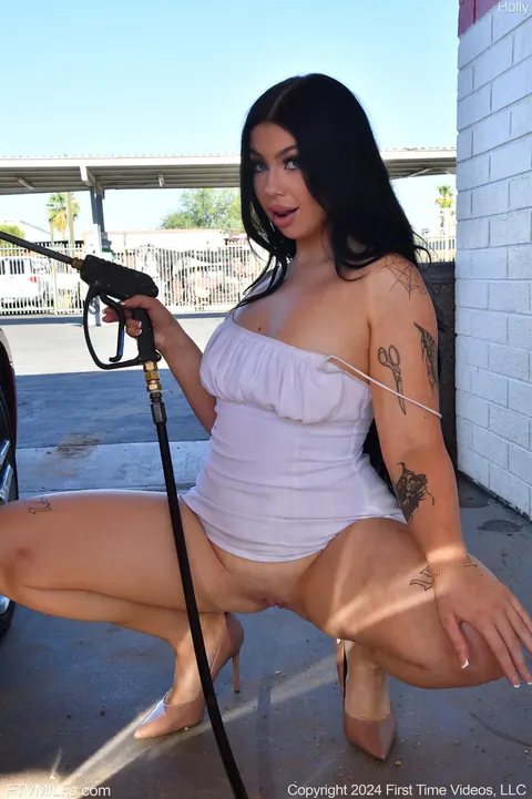 Thick Black-Haired MILF Strips in the Car and Fingers Her Pussy Outdoors – photo 19 of 21