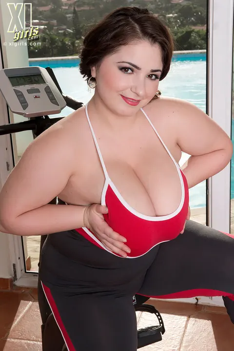 Lavina Dream: BBW Undresses and Shows Her Big Tits in the Gym – photo 4 of 16