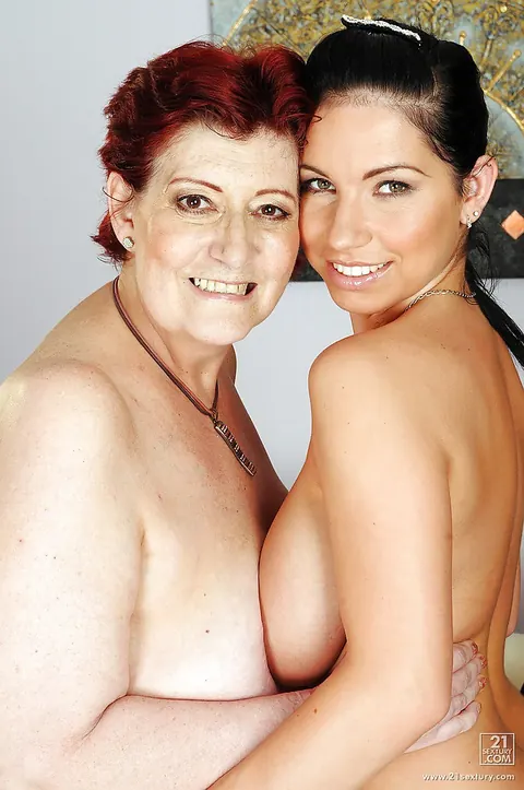Daisy Lee: Tattooed Blonde MILF Fingers and Licks Curvy Partner – photo 11 of 16