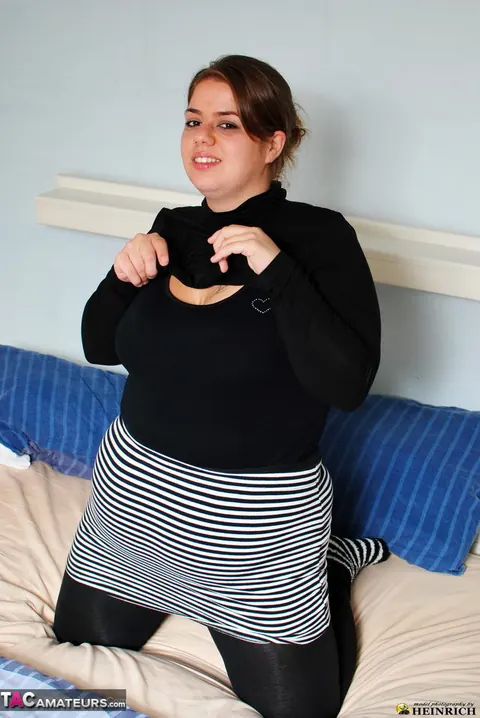 Curvy European Brunette Fingers Her Pussy – photo 2 of 20